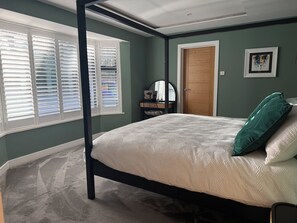 5 camere, una scrivania, ferro/asse da stiro, Wi-Fi gratuito