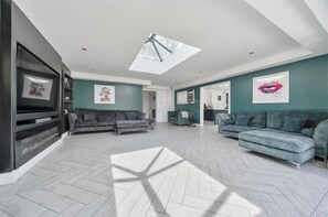 Smart TV, caminetto, videogiochi, tavolo da calcetto