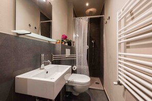 Shower, towels, shampoo, toilet paper - Pepi Nest by MMega Homes and Villas (Florence)