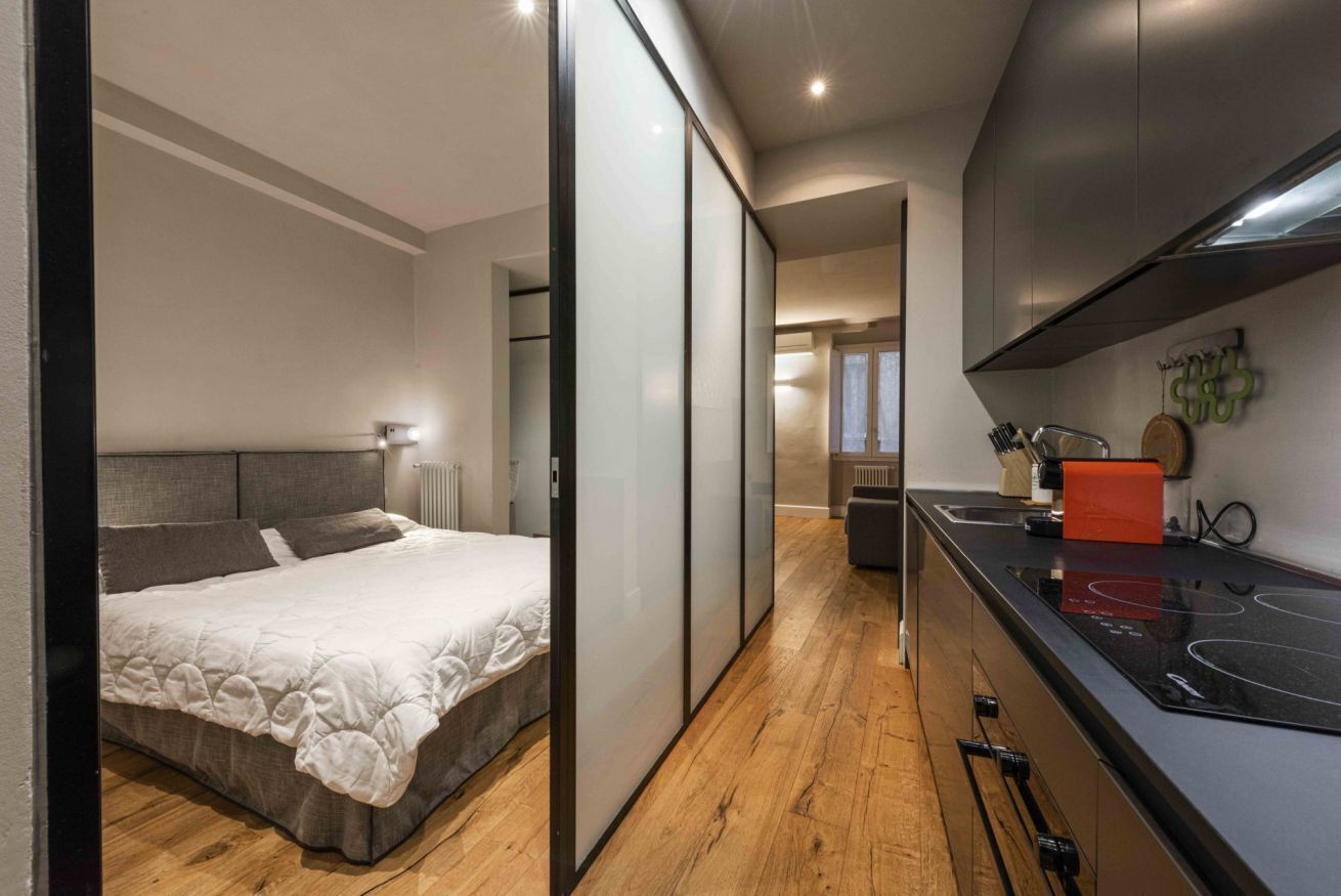 1 habitación y tabla de planchar con plancha 