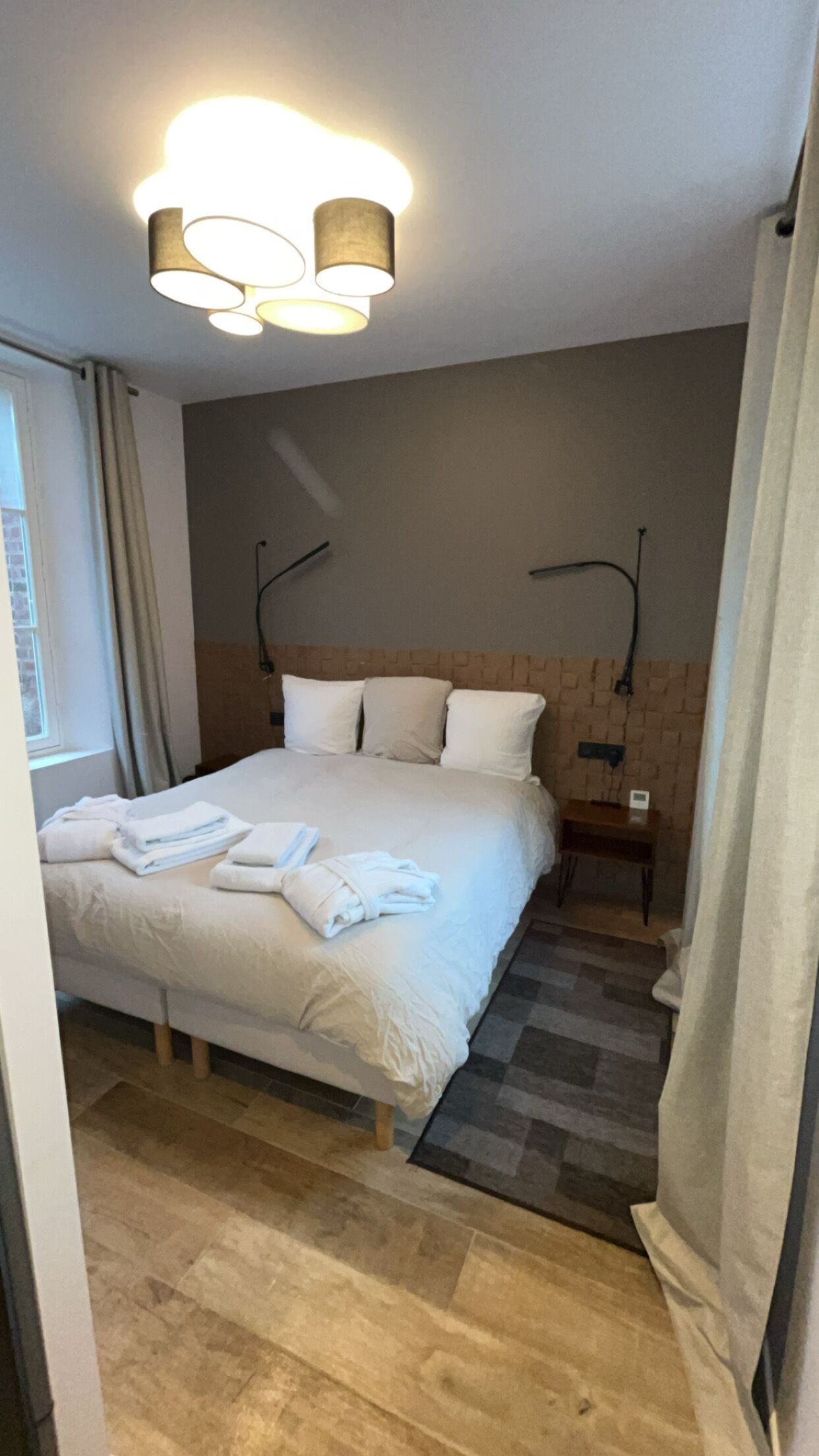 3 slaapkamers, een strijkplank/strijkijzer, internet, beddengoed