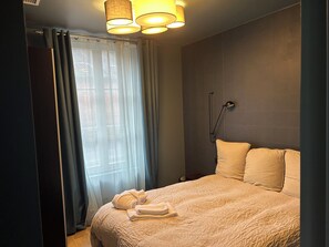 3 habitaciones, tabla de planchar con plancha, internet y ropa de cama 