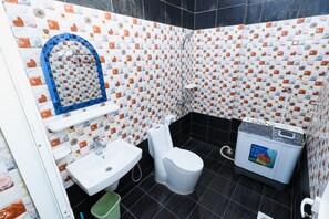 Appartement Familial, vue vallée | Salle de bain | Peignoirs, chaussons