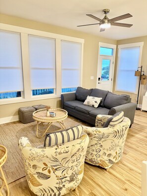 Living area - 3-bedroom, 2-bathroom condo in Carolina Beach 4 min walk to beach (Carolina Beach)