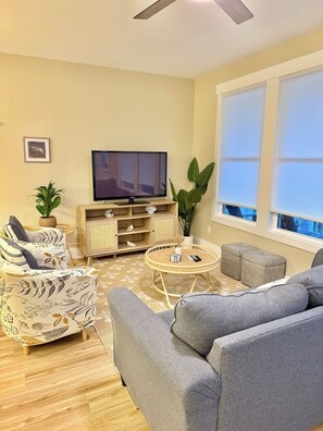 Living area - 3-bedroom, 2-bathroom condo in Carolina Beach 4 min walk to beach (Carolina Beach)