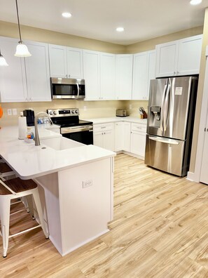 Private kitchen - 3-bedroom, 2-bathroom condo in Carolina Beach 4 min walk to beach (Carolina Beach)