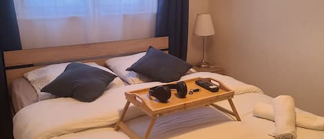 4 bedrooms, iron/ironing board, internet, bed sheets