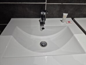 Secador de pelo, toallas, jabón y papel higiénico