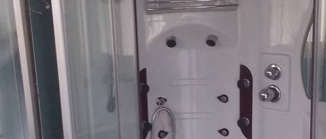Sèche-cheveux, serviettes fournies, savon, papier toilette