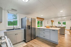 Frigorífico, microondas, horno y placa de cocina