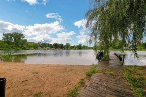 Ubicación cercana a la playa y tumbonas