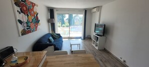 TV, books - T2, 4 people, 50 m2, air-conditioned, south-facing balcony with sea view, private parking (Sanary-sur-Mer)