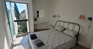 2 bedrooms, iron/ironing board, travel cot, free WiFi - T2, 4 people, 50 m2, air-conditioned, south-facing balcony with sea view, private parking (Sanary-sur-Mer)