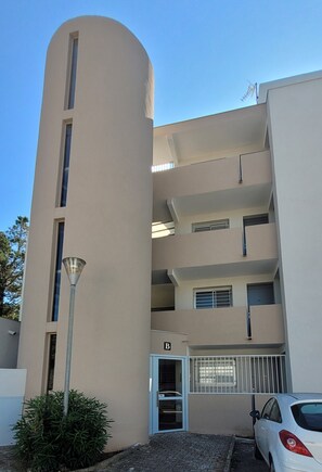 Exterior - T2, 4 people, 50 m2, air-conditioned, south-facing balcony with sea view, private parking (Sanary-sur-Mer)