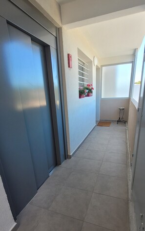 Interior - T2, 4 people, 50 m2, air-conditioned, south-facing balcony with sea view, private parking (Sanary-sur-Mer)