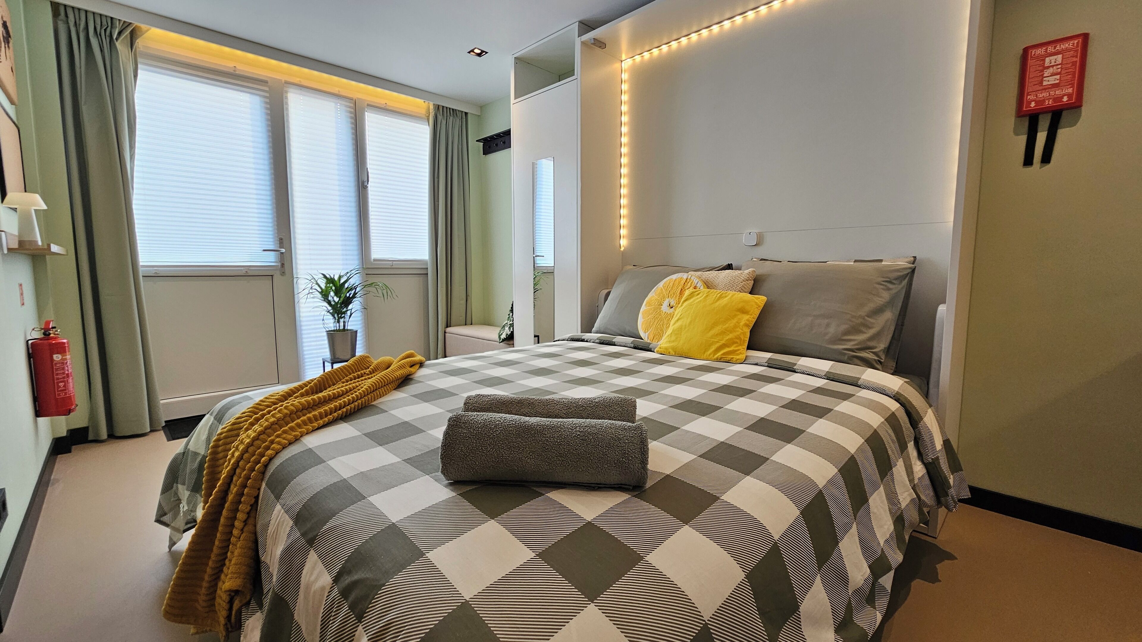 1 dormitorio, tabla de planchar con plancha, wifi y ropa de cama