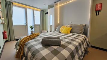 1 dormitorio, tabla de planchar con plancha, wifi y ropa de cama