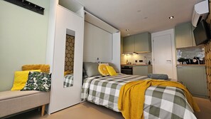 1 bedroom, iron/ironing board, WiFi, bed sheets - Modern Studio | 20min from Amsterdam Centre | FREE parking | Renovated aug. 2025 (Purmerend)