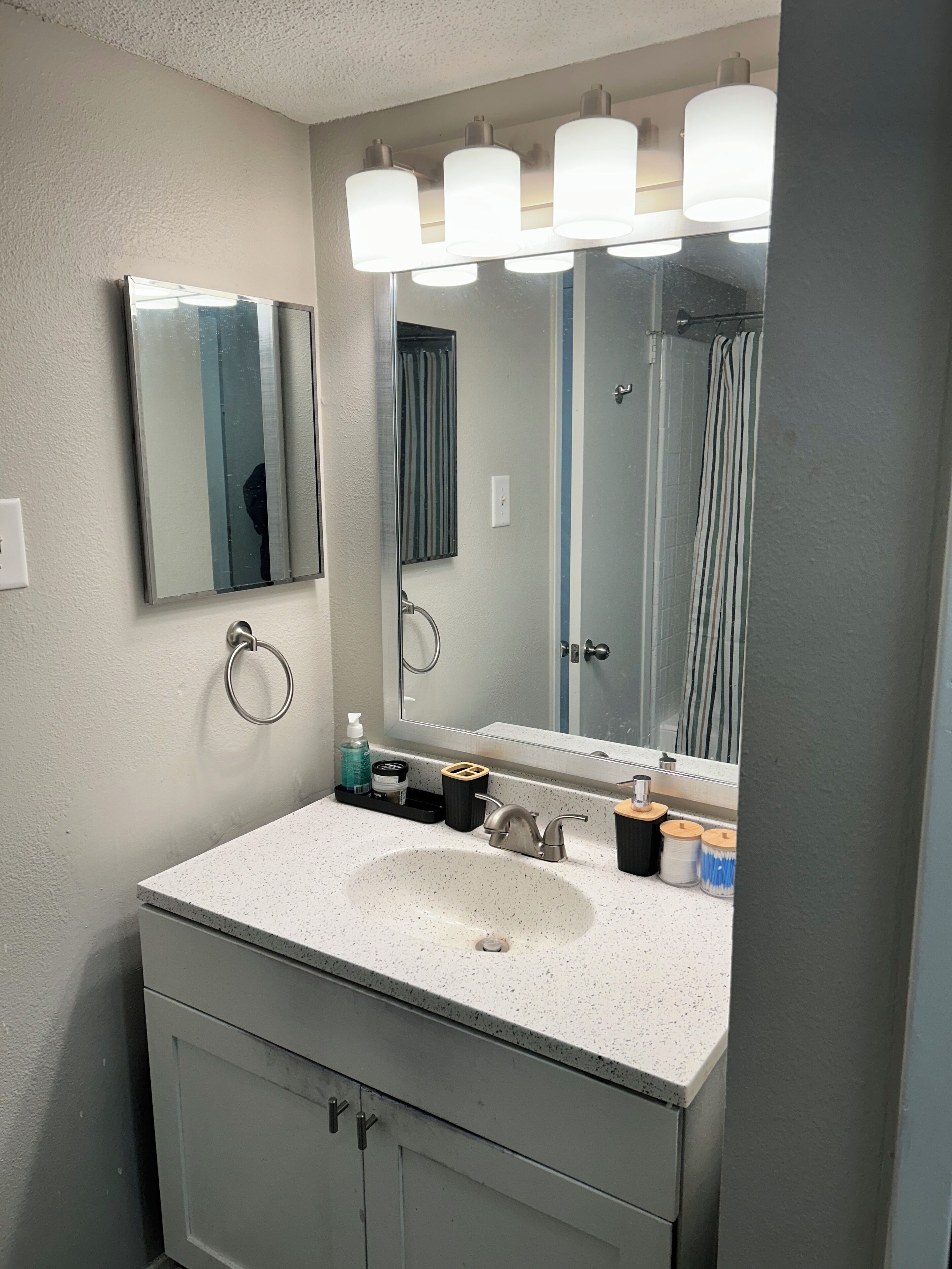 Secador de pelo, toallas, papel higiénico