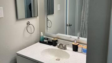 Secador de pelo, toallas, papel higiénico