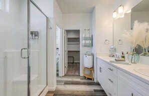 Hair dryer, towels, soap, toilet paper - Modern new 4-bedroom house in marvelous Visalia (Visalia)