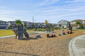 Property grounds - Modern new 4-bedroom house in marvelous Visalia (Visalia)