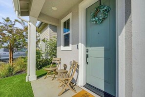 Property grounds - Modern new 4-bedroom house in marvelous Visalia (Visalia)