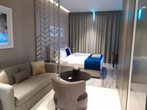 Iron/ironing board, WiFi, bed sheets - Canal View, Luxurious Studio in Downtown, Walk to Burj Khalifa and Dubai Mall (Dubai)