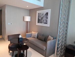 Living area - Canal View, Luxurious Studio in Downtown, Walk to Burj Khalifa and Dubai Mall (Dubai)
