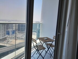 Interior - Canal View, Luxurious Studio in Downtown, Walk to Burj Khalifa and Dubai Mall (Dubai)