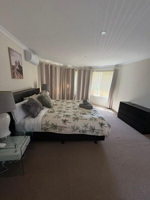 4 bedrooms, iron/ironing board, free WiFi, bed sheets - 4 bedrooms, theater and a big lounge retreat home (Bertram)