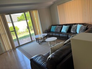 TV - 4 bedrooms, theater and a big lounge retreat home (Bertram)