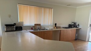 Una cucina moderna con una grande isola, elettrodomestici in acciaio inossidabile e pensili in legno.