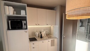 Coffee/tea maker, fridge, microwave, stovetop - Cannes SeaView: Infinity Pool, Tennis, 2 Terraces, Bathtub & 10m to Palais + AC (Cannes)