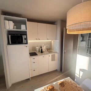 Fridge, microwave, stovetop, dishwasher - Cannes SeaView: Infinity Pool, Tennis, 2 Terraces, Bathtub & 10m to Palais + AC (Cannes)