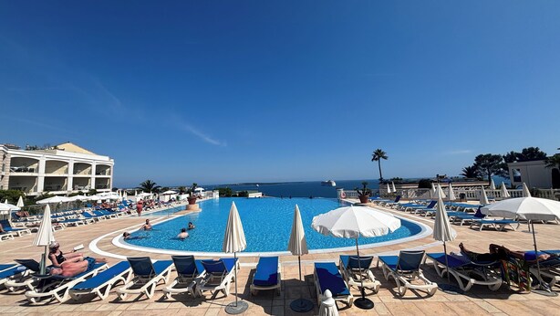 Outdoor pool - Cannes SeaView: Infinity Pool, Tennis, 2 Terraces, Bathtub & 10m to Palais + AC (Cannes)