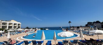 Cannes SeaView: Infinity Pool, Tennis, 2 Terraces, Bathtub & 10m to Palais + AC