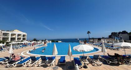 Mer depuis 2 terrasses : piscine à débordement, court de tennis, climatisation.