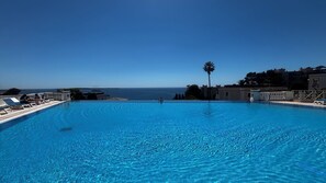 Outdoor pool - Cannes SeaView: Infinity Pool, Tennis, 2 Terraces, Bathtub & 10m to Palais + AC (Cannes)