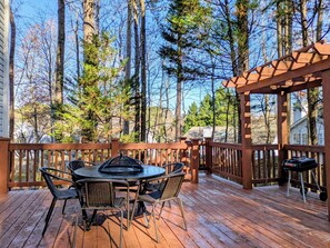 Outdoor dining - Cozy 3BR/2.5BA House near RTP, RDU & Downtown Cary (Cary)
