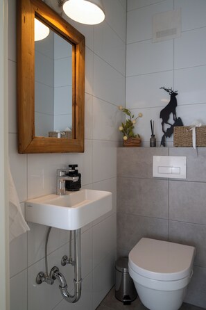 Sèche-cheveux, serviettes fournies, savon, papier toilette