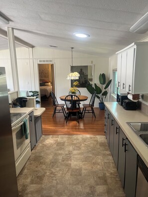Private kitchen - Shady Lakeside retreat is – 3 bedroom  MFG home (Lady Lake)