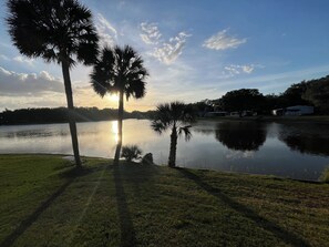 Property grounds - Shady Lakeside retreat is – 3 bedroom  MFG home (Lady Lake)
