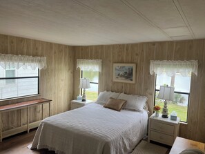 3 bedrooms, bed sheets - Shady Lakeside retreat is – 3 bedroom  MFG home (Lady Lake)