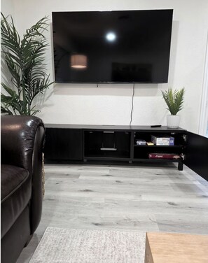 Een televisie en een open haard