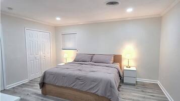 BĂŒgeleisen/BĂŒgelbrett, WLAN, BettwĂ€sche