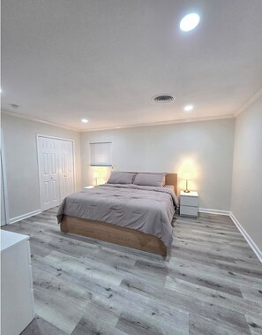 Een strijkplank/strijkijzer, wifi, beddengoed