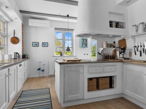 Frigorífico, microondas, lavavajillas y utensilios de cocina