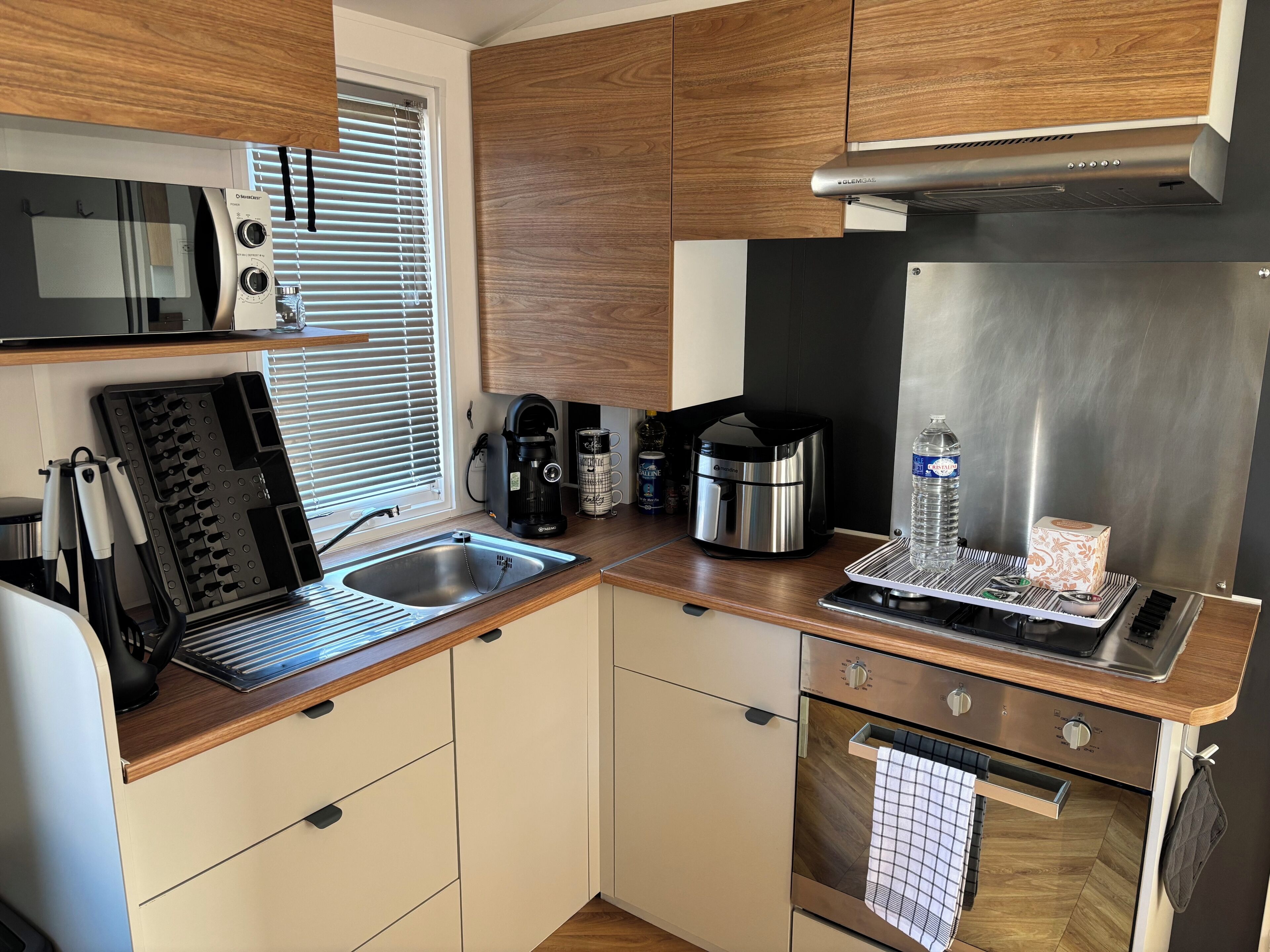 Frigorifero, microonde, forno, piano cottura