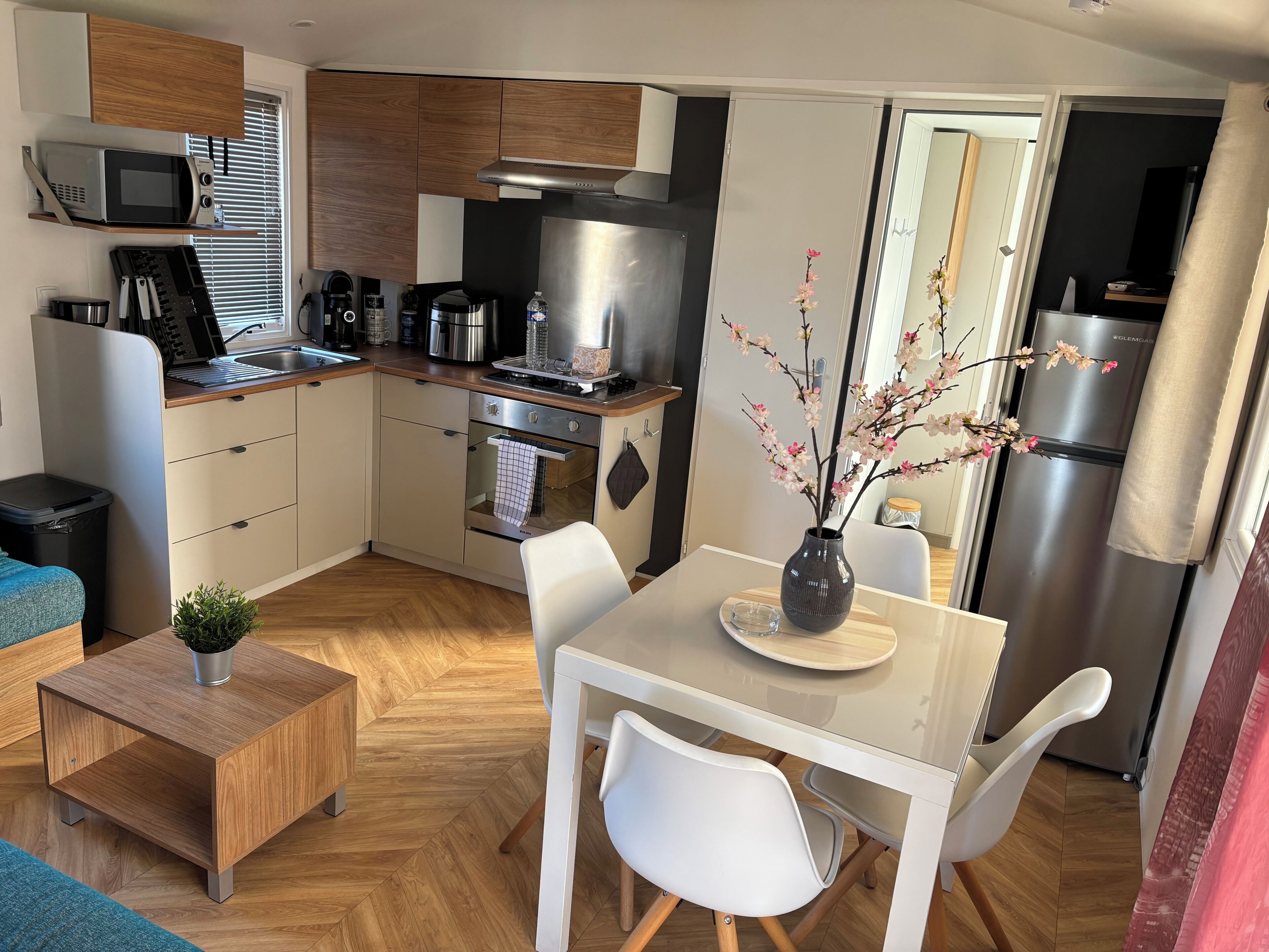 Kühlschrank, Mikrowelle, Ofen, Herdplatte